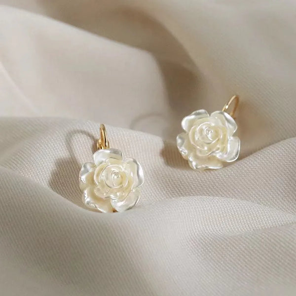 Francês branco camélia flor balançar brincos para mulheres verão elegante sentido ativado cor de ouro gota brinco festa jóias n112
