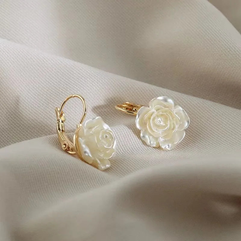 Francês branco camélia flor balançar brincos para mulheres verão elegante sentido ativado cor de ouro gota brinco festa jóias n112