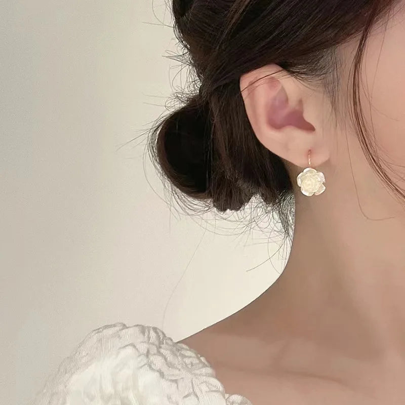 Francês branco camélia flor balançar brincos para mulheres verão elegante sentido ativado cor de ouro gota brinco festa jóias n112